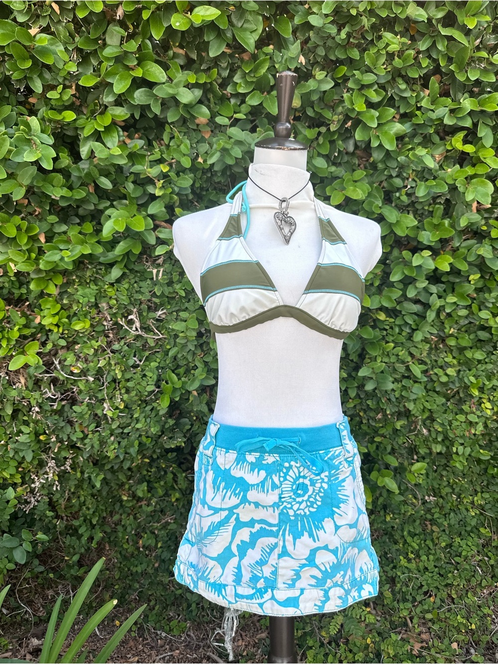 ✨Y2k Mossimo hibiscus mini skirt
